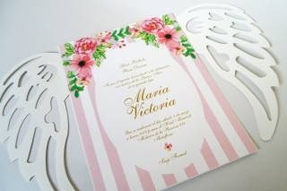 tarjeta de matrimonio civil con decoración floral y patrones verticales en rosa y alas de ángel