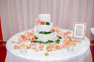 torta de matrimonio civil blanca con flores naturales