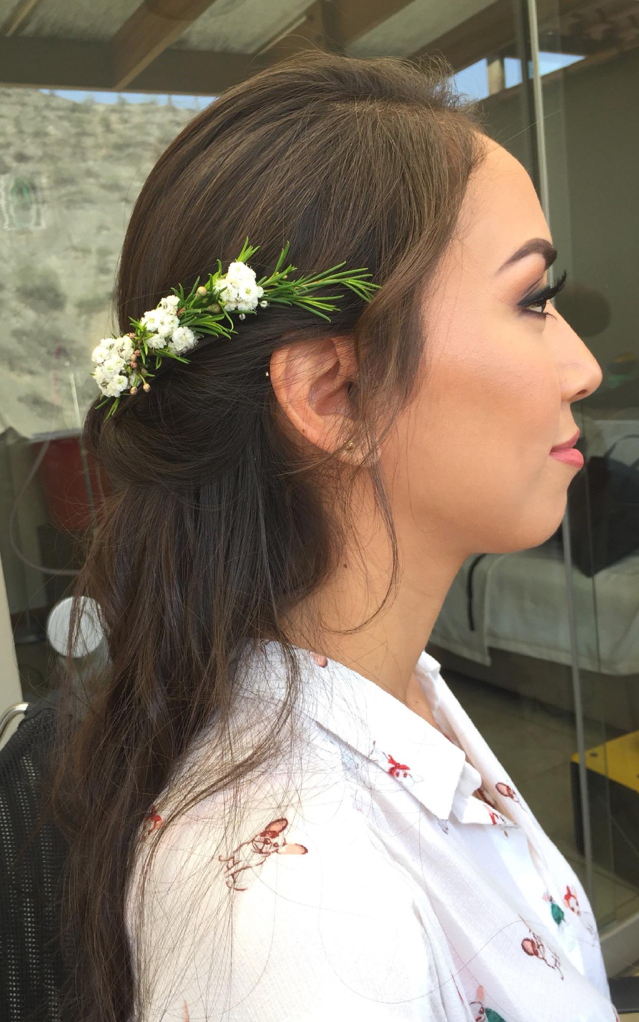 peinado de novia cabello largo y flores blancas
