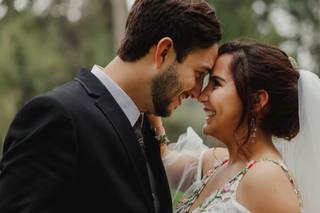 chico y chica frente con frente sonriendo felices