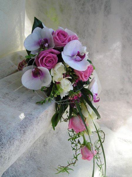 Bouquets de novia en cascada: 22 propuestas espectaculares ¡elige el tuyo!