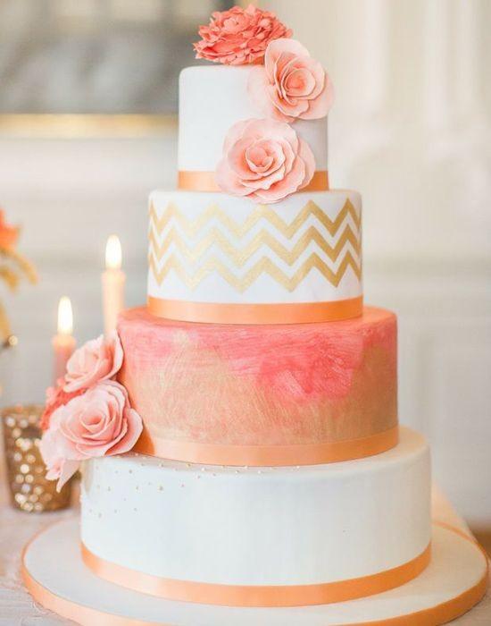 torta de matrimonio elegante de cuatro pisos en tonos durazno y dorado