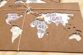 tarjeta de matrimonio civil con papel color crudo con el mapa mundi troquelado
