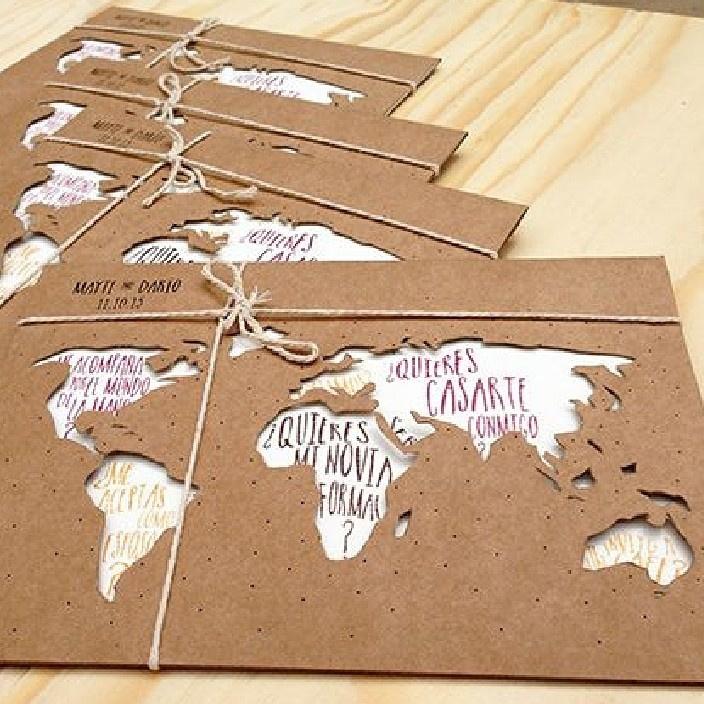 tarjeta de matrimonio civil con papel color crudo con el mapa mundi troquelado