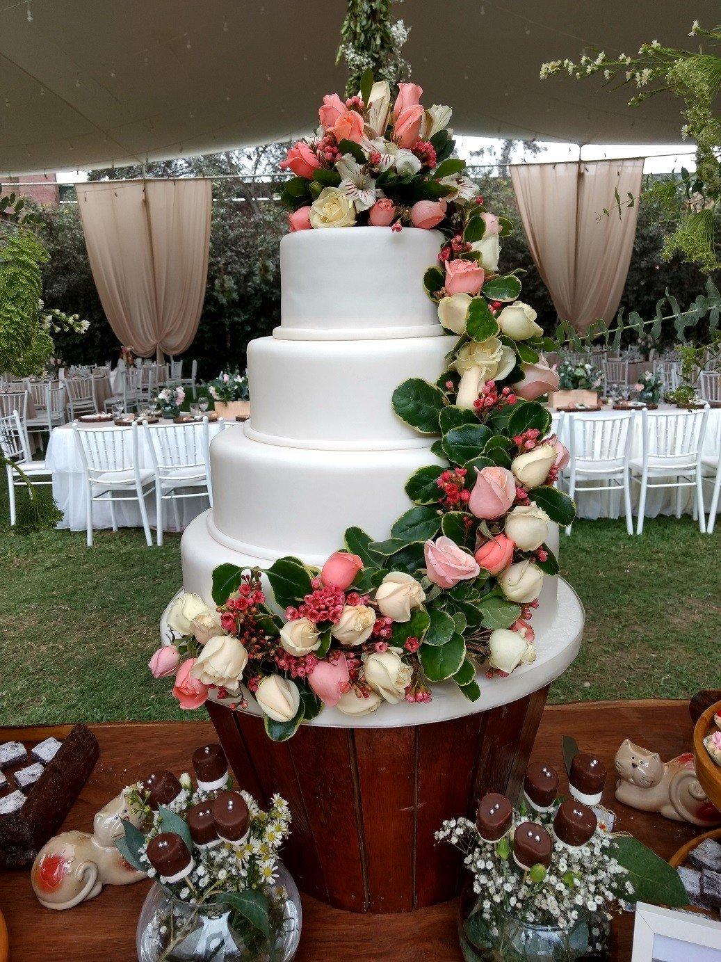 torta de matrimonio para primavera con flores en cascada