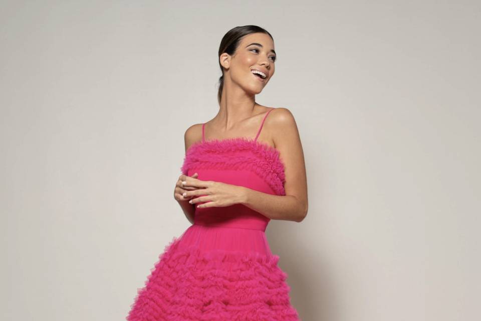 chica con vestido de fiesta color rosado con capas de tul