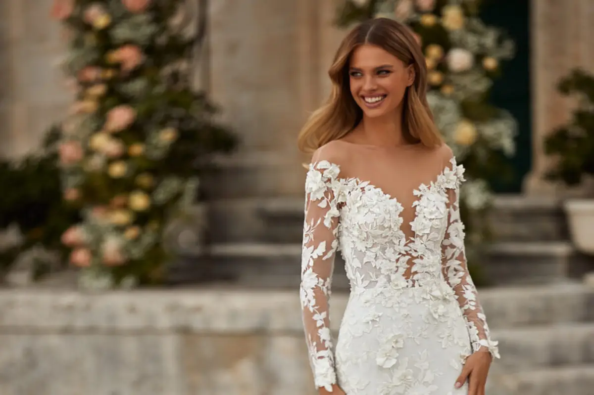 50 vestidos de novia con escote en V: sensualidad y elegancia para