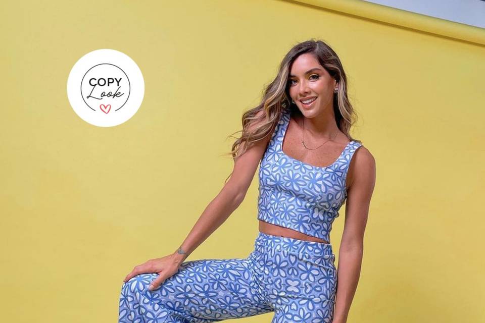 Korina Rivadeneira sonriendo con sus ondas y mechas balayage con un conjunto de flores azules