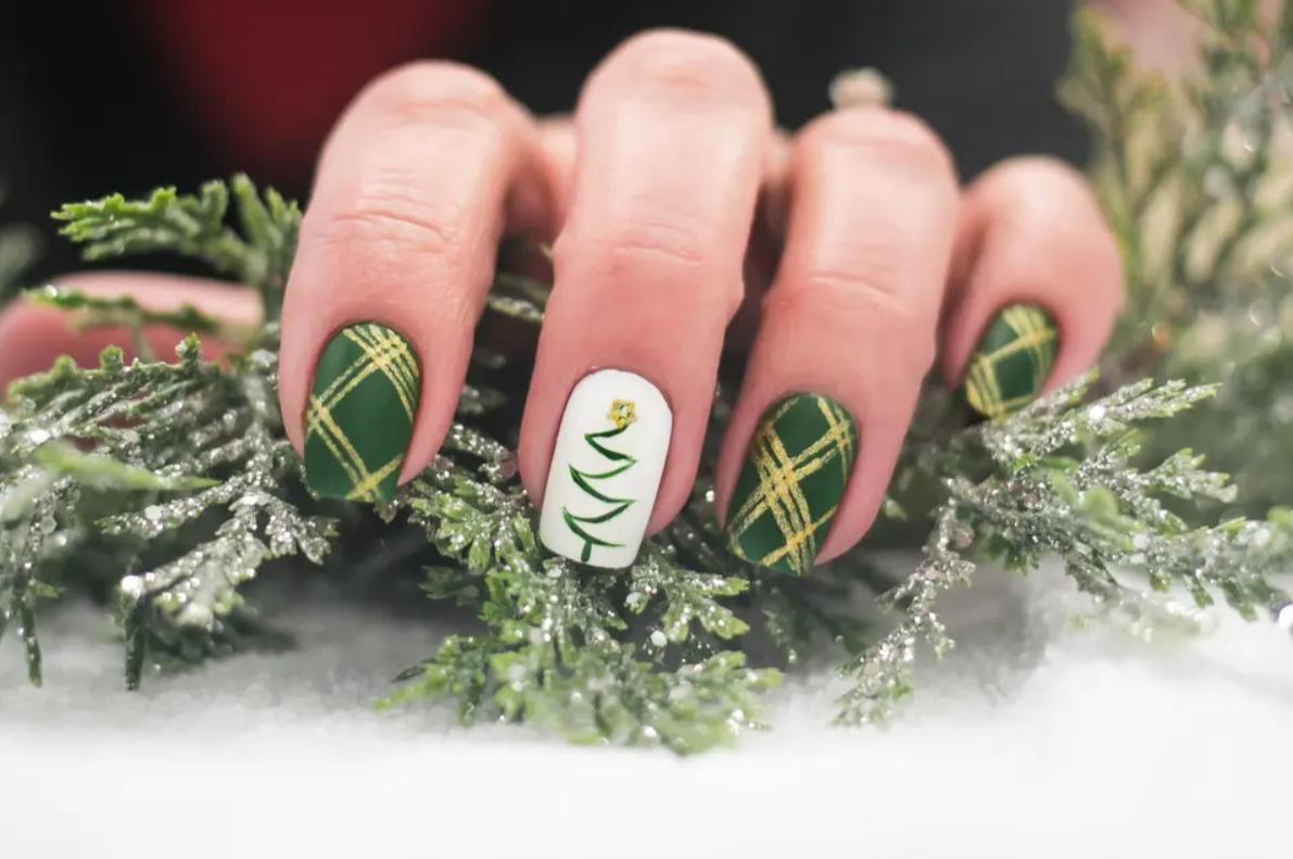 manicura navideña blanco y verde