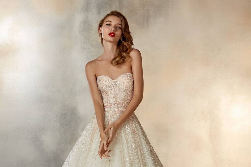 Vestidos de novia 2020 con escote corazón: 50 diseños inspirados en divas ¡cómo tú!