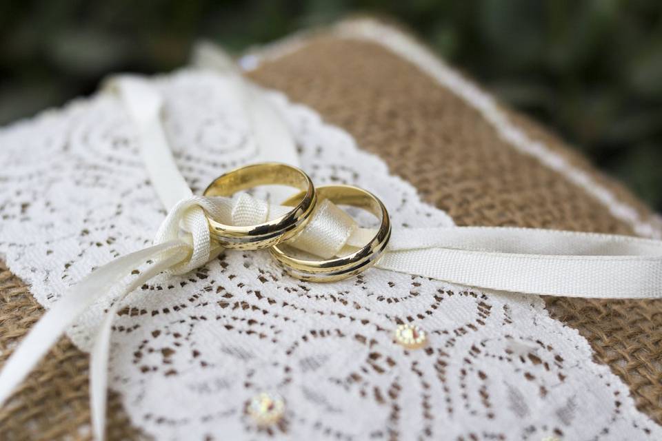 Anillo de compromiso vs. anillo de matrimonio: ¿Cuál es la diferencia?
