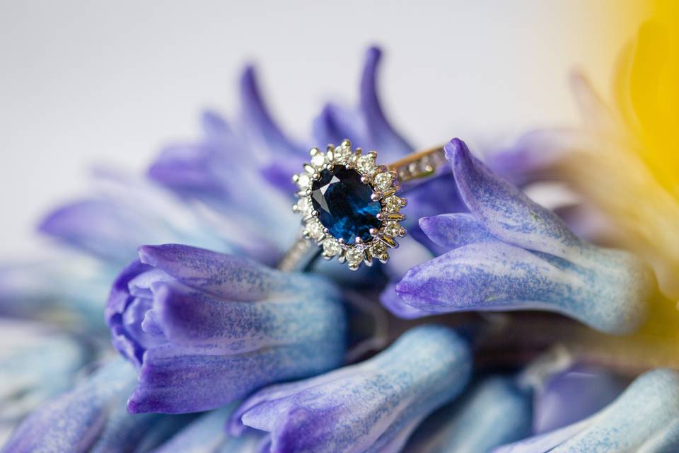 anillo de compromiso con piedra azul de zafiro