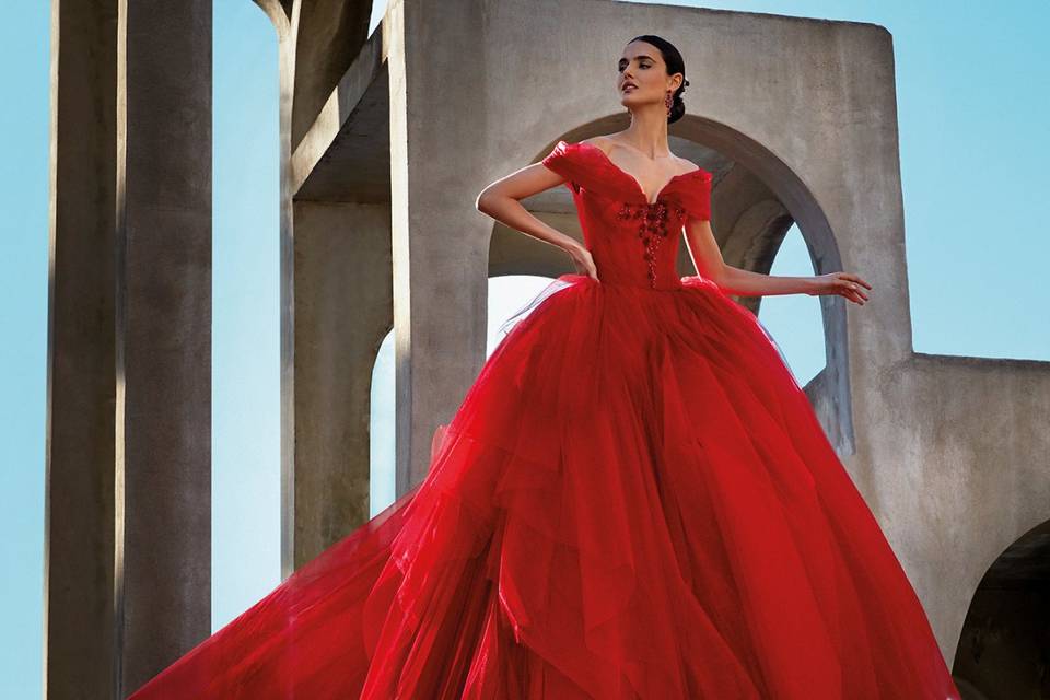 Vestidos rojos de novia 2021: el look bridal más apasionante
