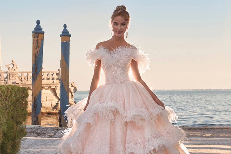 Plumas en el look bridal: vestidos de novia y complementos ¡irresistibles!