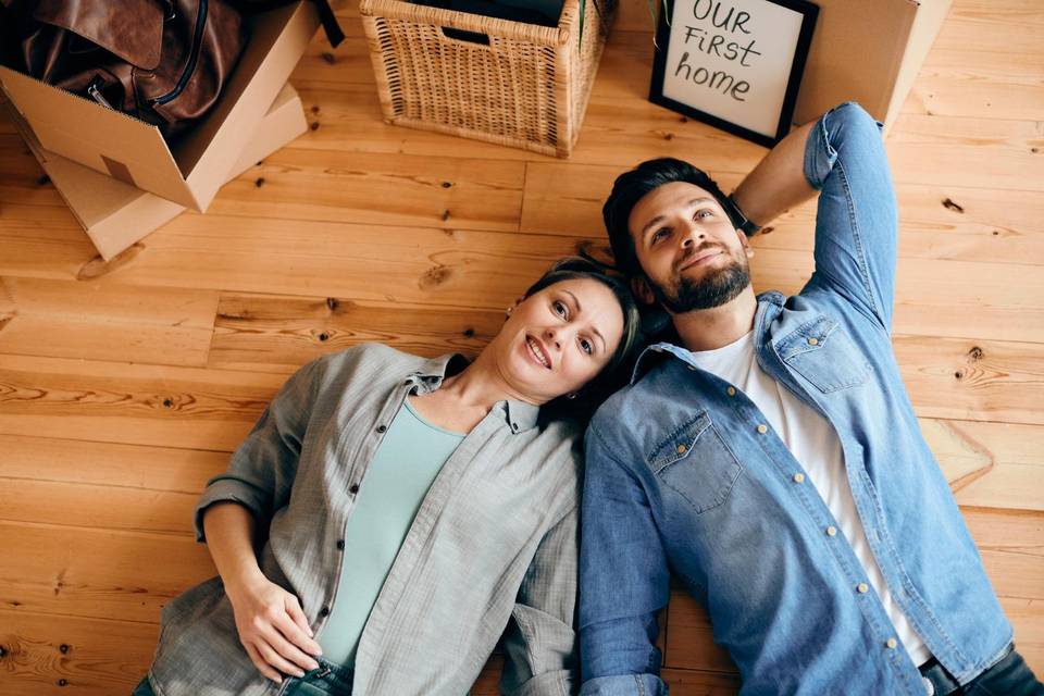 pareja en su casa nueva