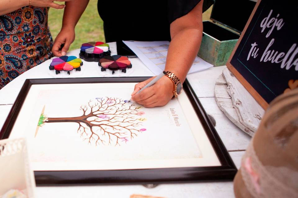 cuadro con dibujo de árbol con manos para escribir deseos