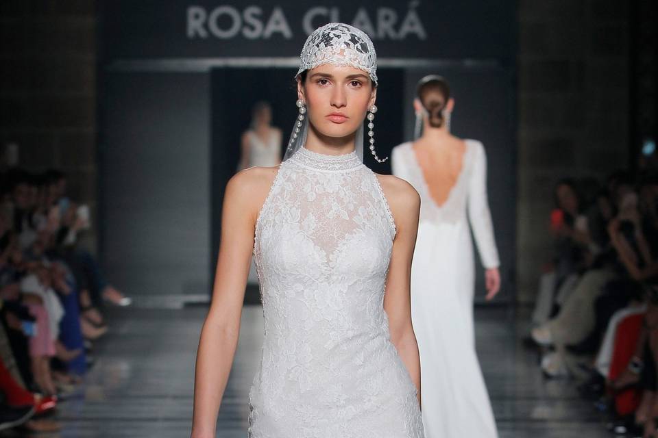 Vestidos de novia Rosa Clará 2020: juego de transparencias y fina pedrería