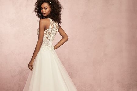 35 vestidos de novia que alargarán tu figura: ¡atención novias bajitas!