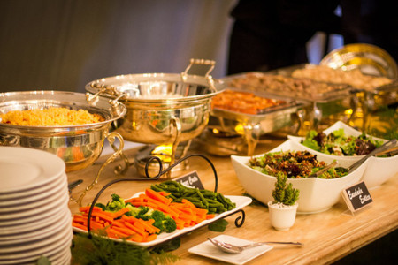 Cómo calcular la cantidad de comida para la recepción de bodas