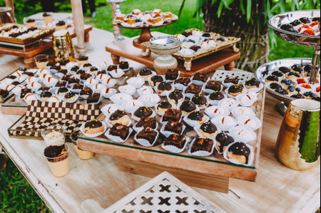 Descubran cómo armar una mesa de dulces económica ¡un delicioso candy bar para su matrimonio!