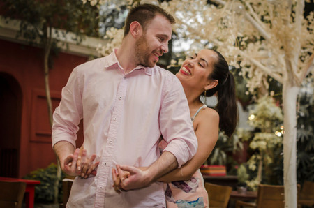 10 ideas súper románticas para celebrar su último aniversario de novios antes de la boda