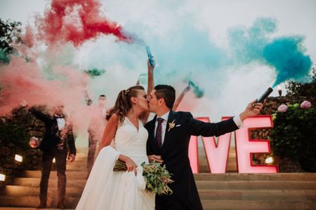 Bengalas de humo de colores para matrimonio ¡Este es el efecto fantasía que estaban buscando! 