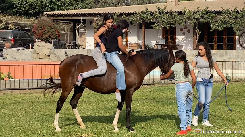 Chicas a caballo en la Estancia del Berebere