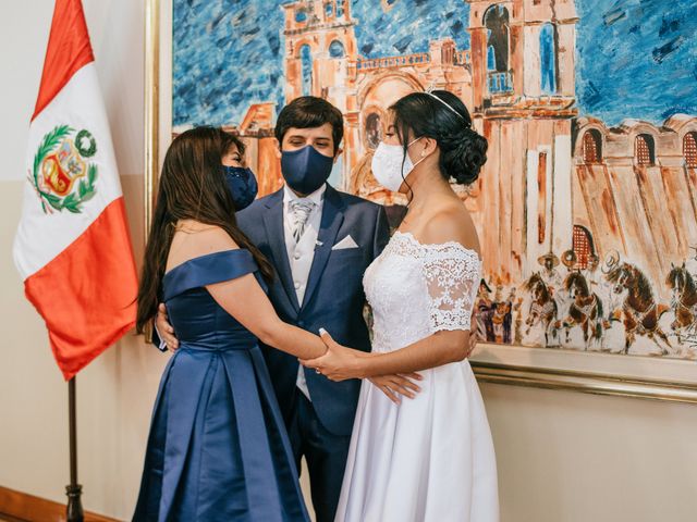El matrimonio de Víctor y María en Santiago de Surco, Lima 1