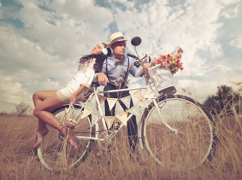 pareja-novios-boho-hippie-bicicleta-camp