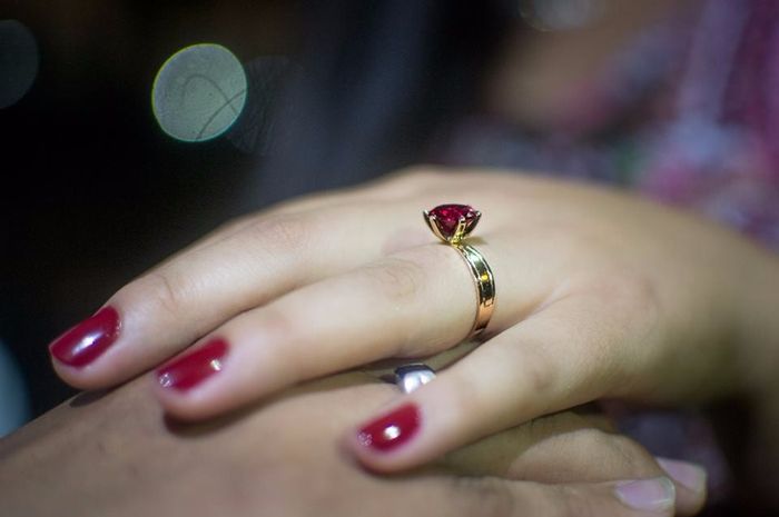 Mi anillo es rojo mi color favorito 