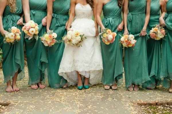 14. Los zapatos de la novia a conjunto con los vestidos de sus damas de honor