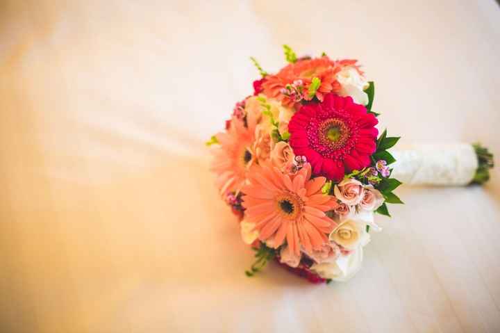 Mi hermoso Bouquet de matri religioso en base a Rosas, Mini Rosas y Gerberas