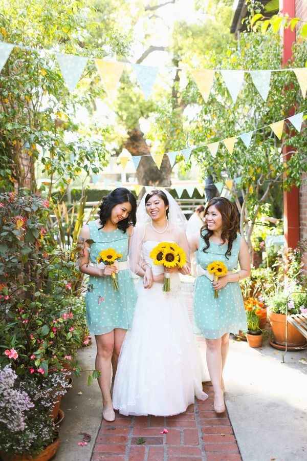 Damas de honor con girasoles