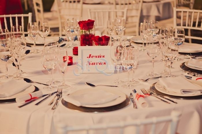 decoración mesa blanco y rojo