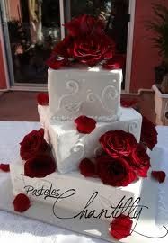 torta con rosas naturales