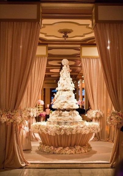 3. Pomposa decoración del pastel y de su mesa