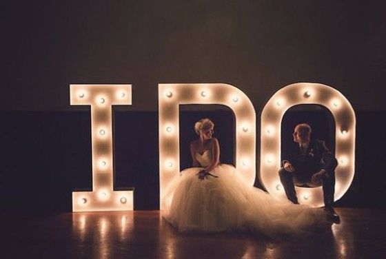 2. Letras luminosas gigantes para boda