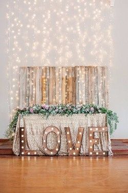 4. Letras luminosas gigantes para boda