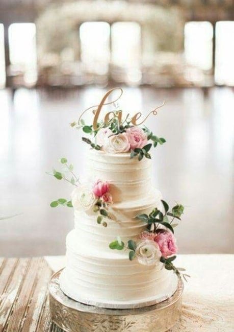 2. Torta de boda con flores