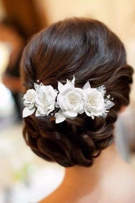 Guerra de peinados de novia con flores. ¿Cuál eliges? 4