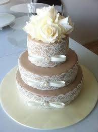 pastel de boda con encaje
