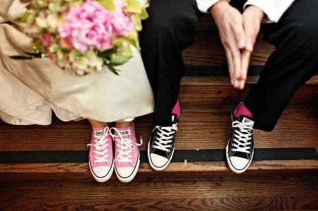 novia con zapatillas converse