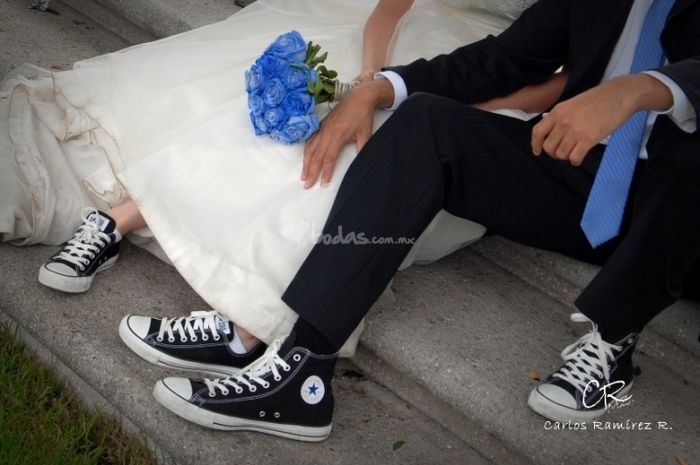 novia con zapatillas converse