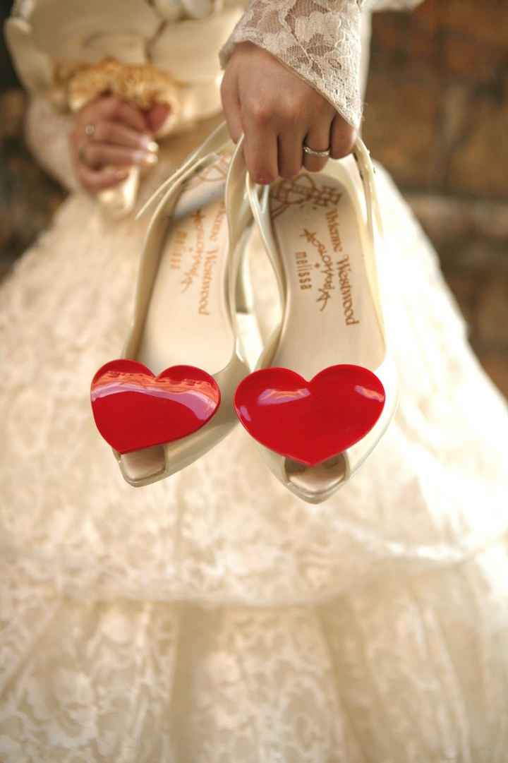 zapatos de novia con corazones