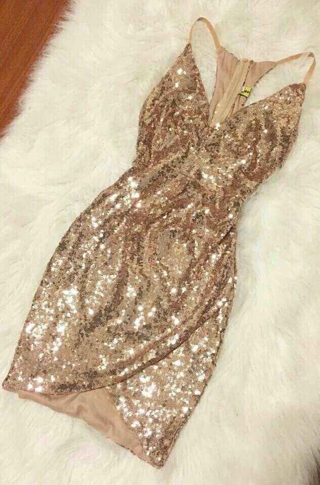 Vestidos hot sale dorados sencillos