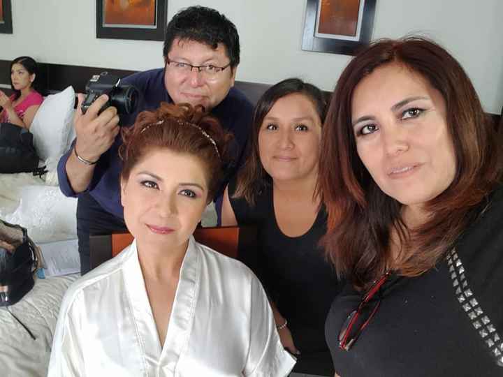 Gabriel Tataje fotógrafo, en medio Ruth Rodríguez mi wedding planner y Marisol Gutierrez, maquillado