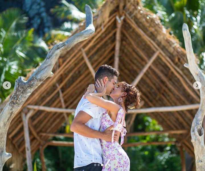 Sarah Hyland de "Modern Family" y Wells Adams se comprometieron 