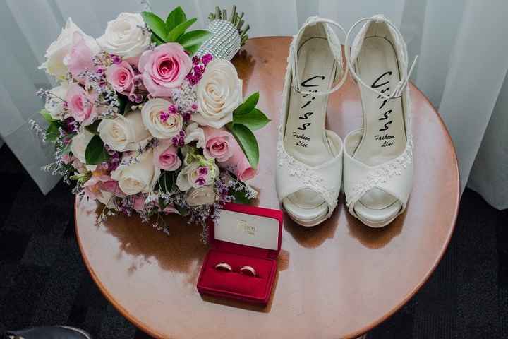 Bouquet,zapatos y aros de matrimonio