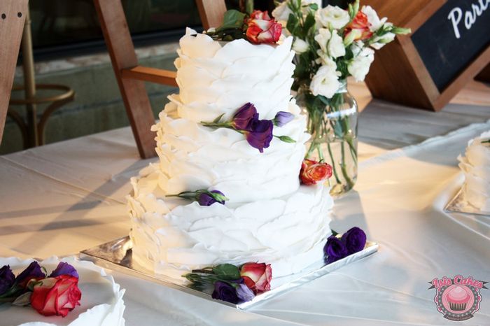 Una torta de matrimonio blanca. ¡Un clásico que nunca falla! 6