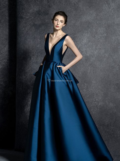 ¿Qué manicure combina con este look de vestido azul? 1